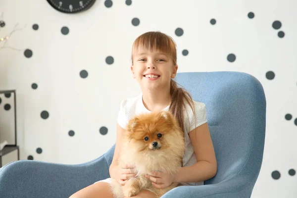 Χαριτωμένο Κορίτσι Μικρό Σκυλί Στην Πολυθρόνα Στο Σπίτι — Φωτογραφία Αρχείου