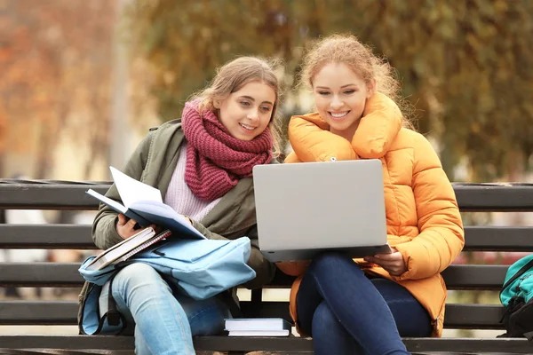 青少年与笔记本电脑在公园学习 — 图库照片
