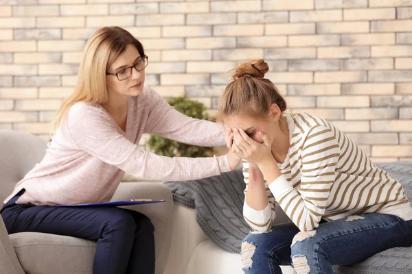 Psicologo Che Lavora Con Vittime Della Violenza Ufficio — Foto Stock