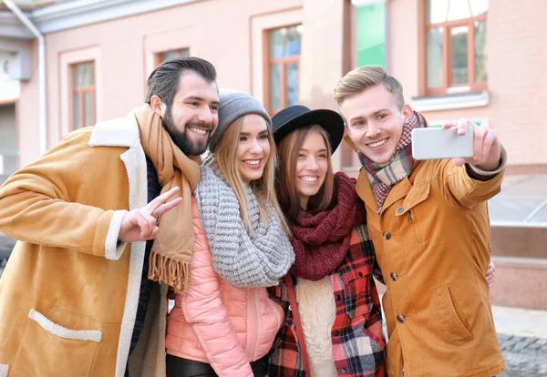 Jóvenes Amigos Felices Tomando Selfie Aire Libre —  Fotos de Stock