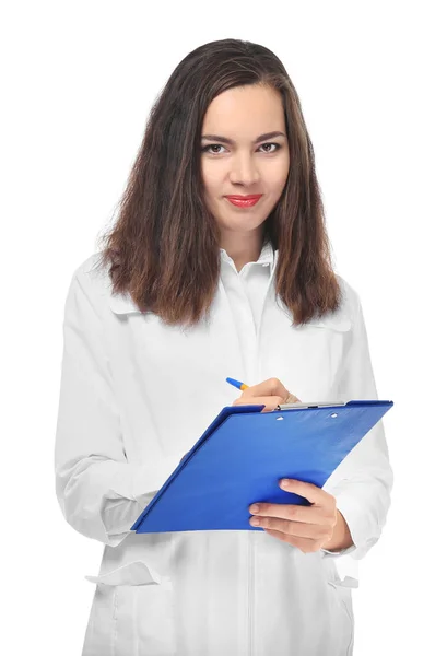白い背景の上のクリップボードと魅力的な女性薬剤師 ロイヤリティフリーのストック写真
