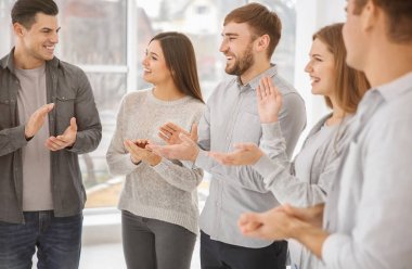 Gençler Grup terapisi sırasında kapalı alkış