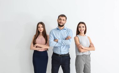 Genç insanlar birlikte ayakta 