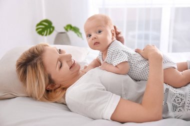 Genç anne ve bebek 