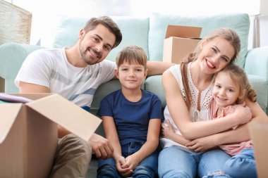 Dinlenme çocuklarla genç Çift  