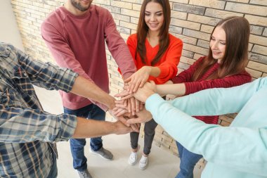 Eller birlikte koyarak insanların