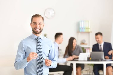 genç gülümseyen iş adamı