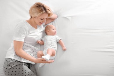 Genç anne ve bebek 