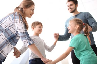 Genç çift çocuklarla oynarken 