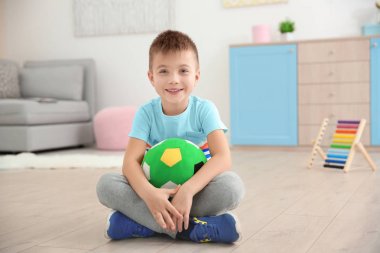 küçük çocuk topla oynamayı