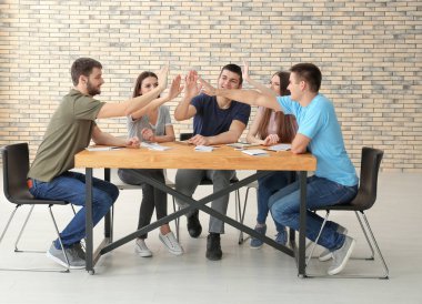 İnsanlar beşlik çakıyor. 