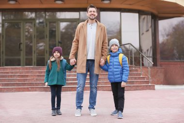 oğlu ve kızı olan adam 