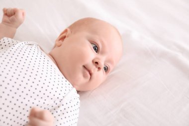 küçük bebek yatakta