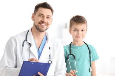 Çocuk doktor hastanede küçük çocuk ile