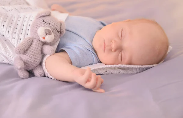 Aranyos kis baba, játék, alvás ágyban — Stock Fotó