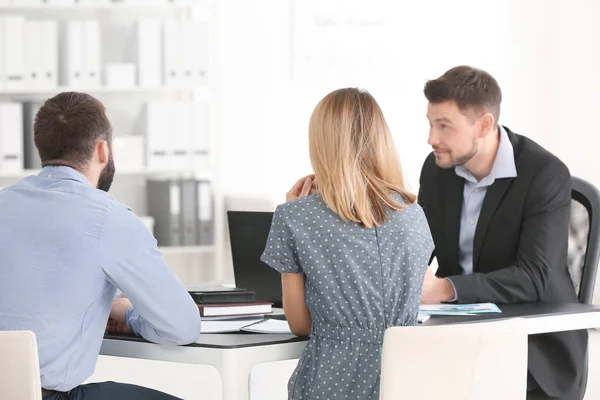 Uomo d'affari consulenza coppia — Foto Stock