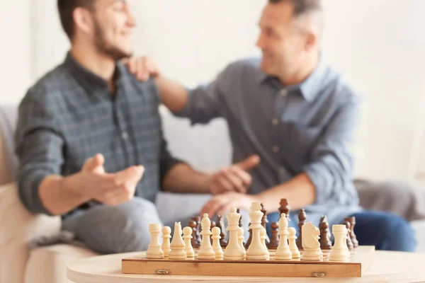 棋盘和模糊的男人 — 图库照片