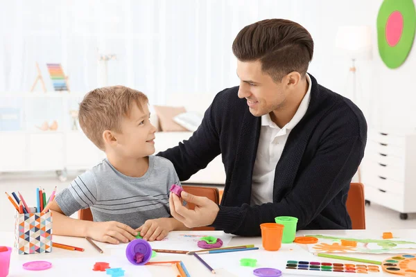 Jovem e menino brincando — Fotografia de Stock