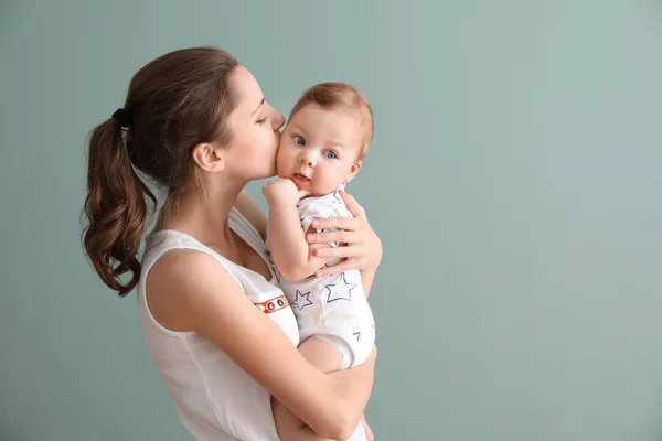 Jovem mãe com bebê pequeno — Fotografia de Stock