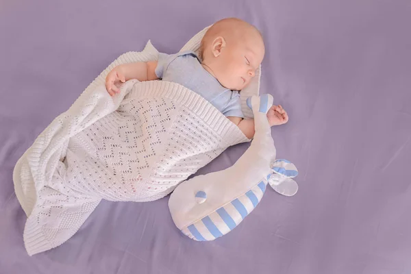 Lindo bebé con juguete durmiendo en la cama —  Fotos de Stock