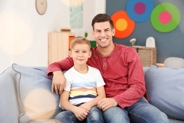 Hombre joven y niño pequeño — Foto de Stock