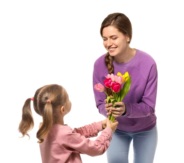 Kleines Mädchen schenkt Mutter Blumen — Stockfoto