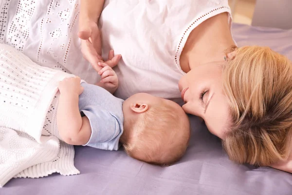 Mãe com bebê adormecido — Fotografia de Stock