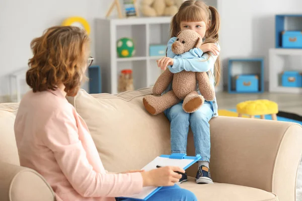 Psycholoog werken met meisje — Stockfoto