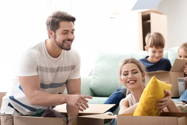 Jong koppel verpakking vakken — Stockfoto