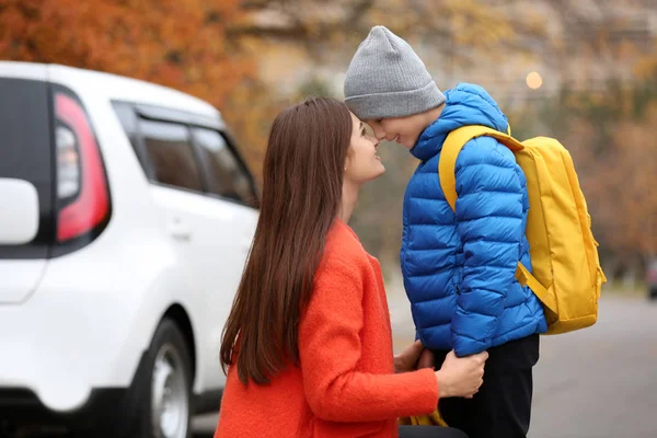 자동차 근처 아들과 어머니 — 스톡 사진