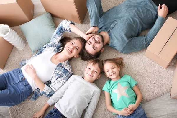 Junges Paar mit Kindern beim Ausruhen — Stockfoto