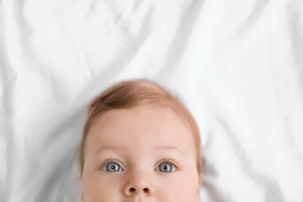 Pequeño bebé en la cama — Foto de Stock