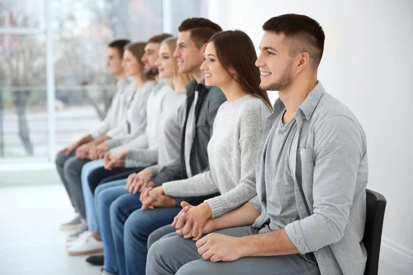 Personas cogidas de la mano — Foto de Stock