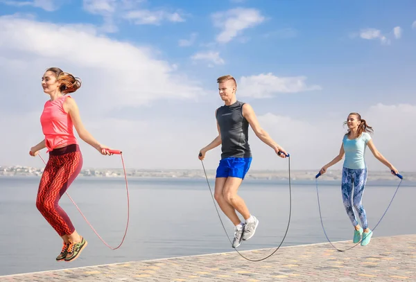 Jóvenes Con Cuerdas Salto Muelle — Foto de Stock