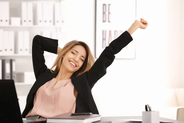 Schöne Geschäftsfrau entspannt sich — Stockfoto