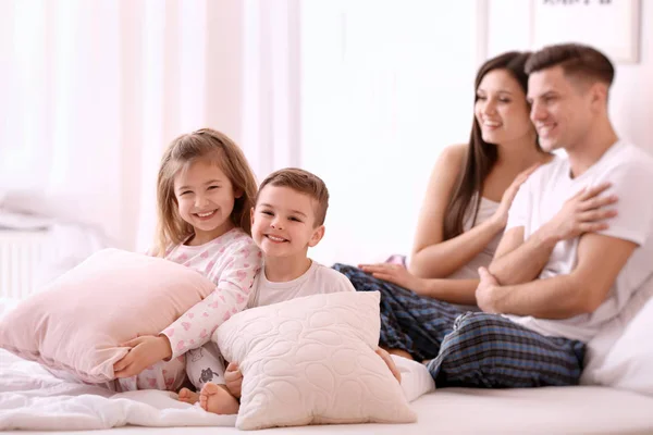 Glückliche Familie im Bett — Stockfoto