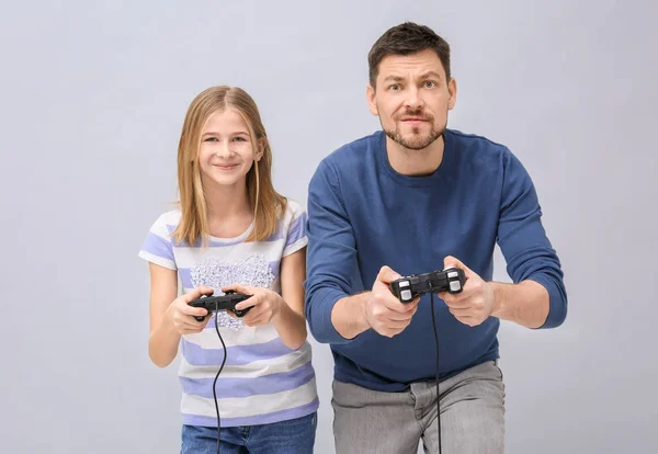 女孩和父亲玩电子游戏 — 图库照片