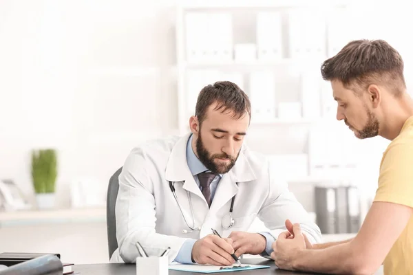 Doctor consulting patient — Stock Photo, Image