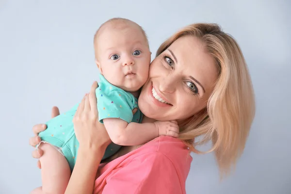 Ibu muda dengan bayi kecil — Stok Foto
