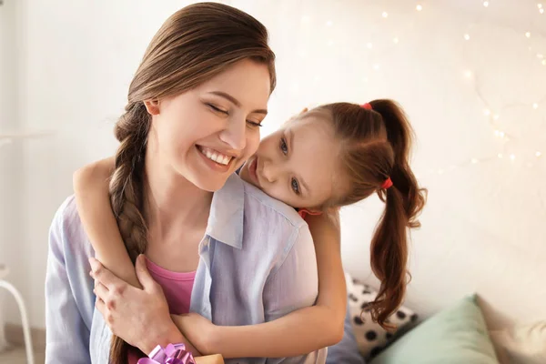 Moeder en schattig dochtertje — Stockfoto