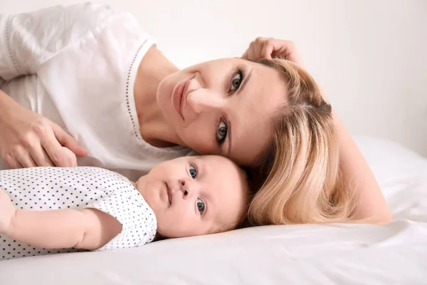 Jovem mãe e bebê — Fotografia de Stock