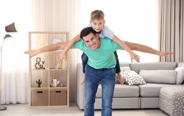 Young man playing with little boy — Stock Photo, Image