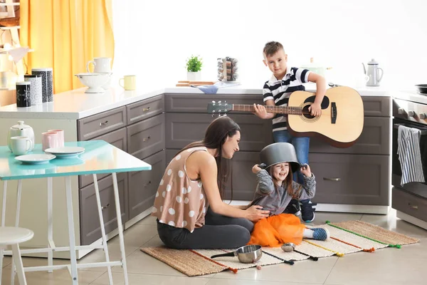 Familie mit Geschirr und Gitarre — Stockfoto