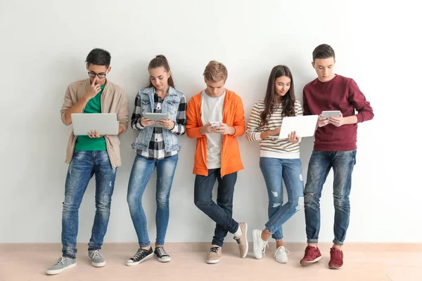 Adolescentes com gadgets modernos e laptops — Fotografia de Stock