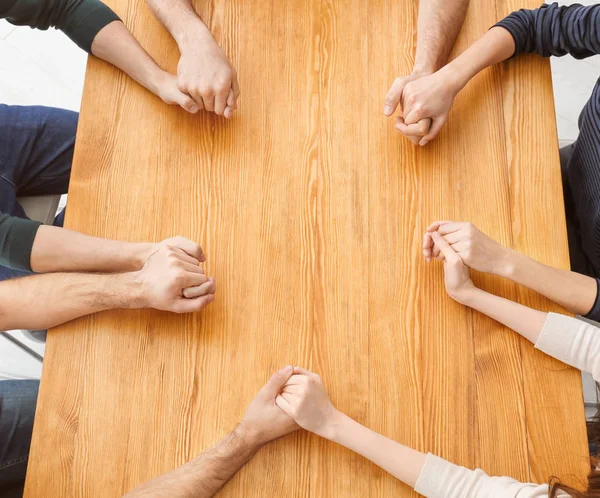 Personas cogidas de la mano — Foto de Stock