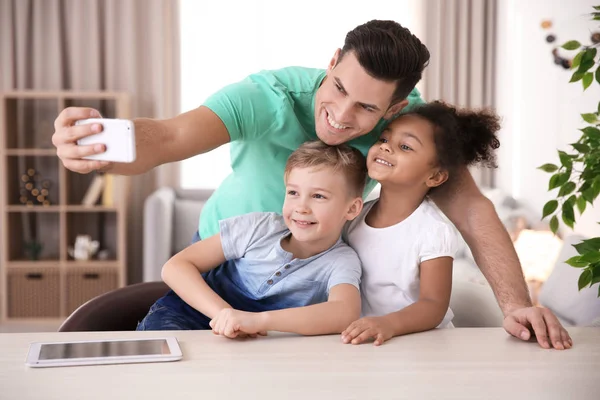 Homme prenant selfie avec les petits enfants — Photo