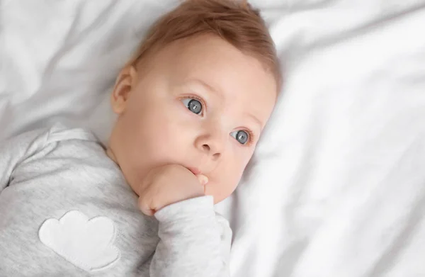 Söt liten baby på säng — Stockfoto