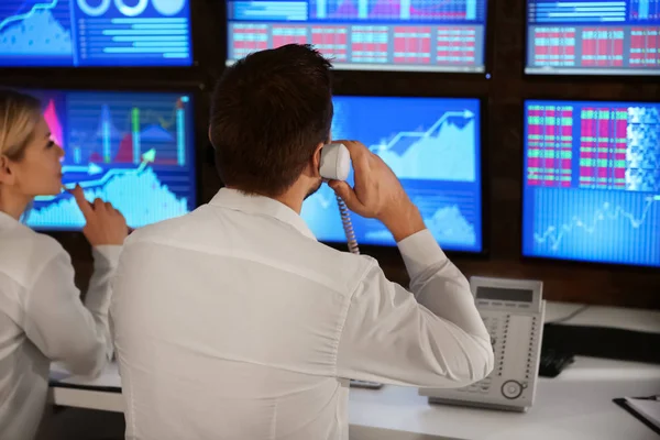 Hombre Comerciante Acciones Hablando Por Teléfono Oficina — Foto de Stock