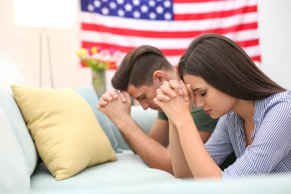 Casal rezando pela América — Fotografia de Stock