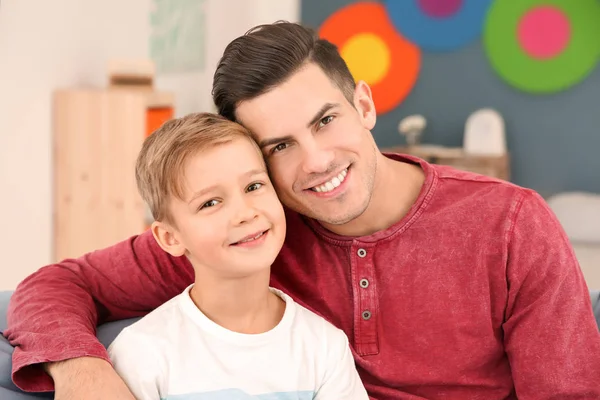 Jeune homme et petit garçon — Photo